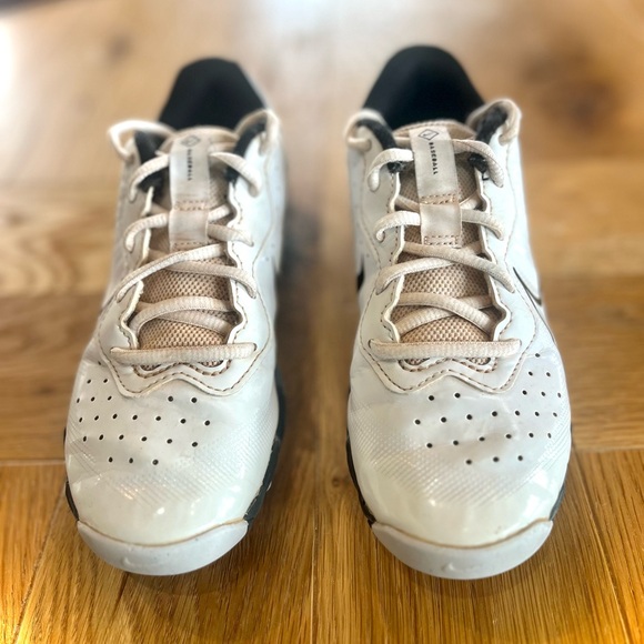 Nike Black and White Sports Cleats - Picture 5 of 8